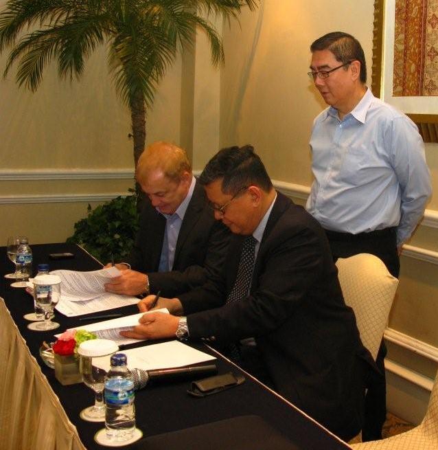 HRRCA Governing Board Chair ONG Keng Yong presides over the grant signing between HRRCA Managing Director and SEARCH Michael, 23 Aug. 2010