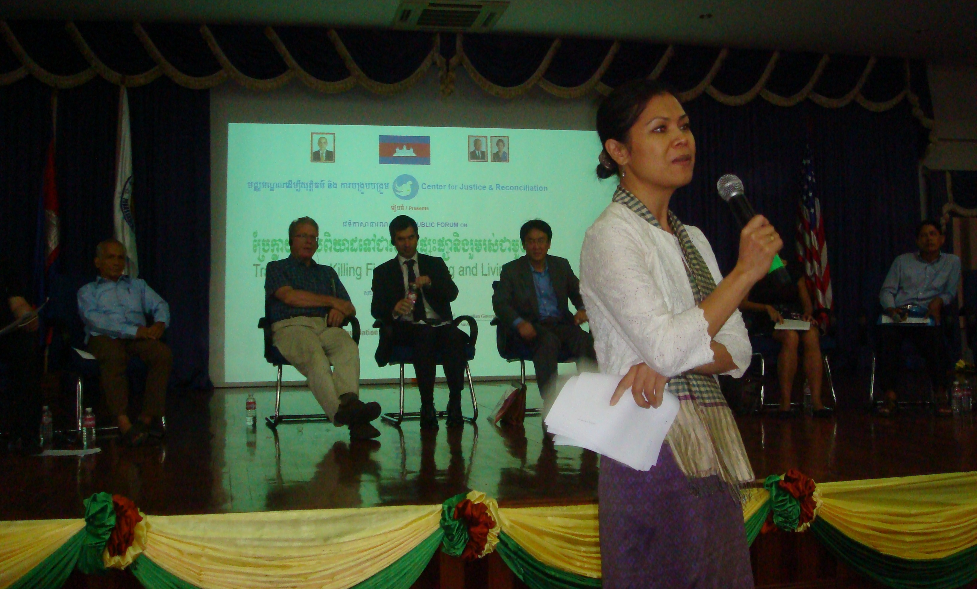 Theary Seng moderating the dialogue at the CJR public forum, 23 July 2010