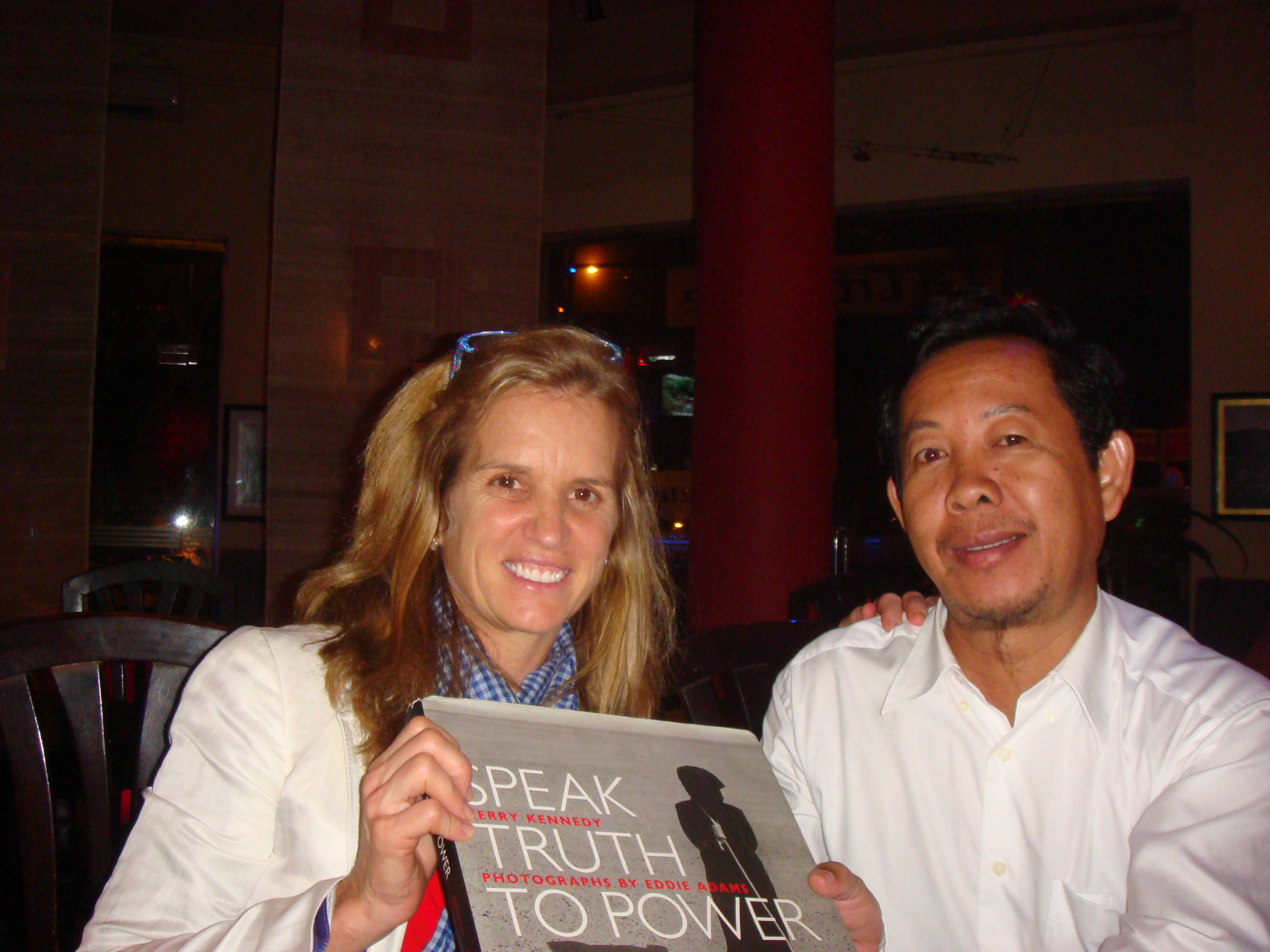 Kerry Kennedy presenting Rong Chhun her signed book at dinner (La Croisette, 24 Feb. 2011)
