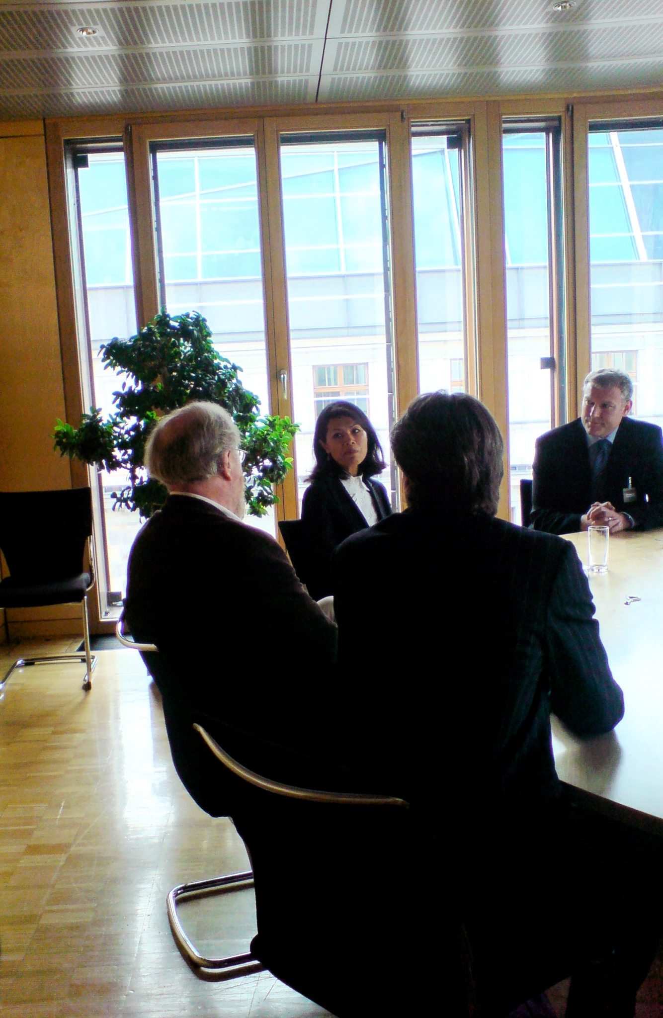 Theary Seng, Dr. Wolfgang Thierse (Bundestag Vice President), FNS Moritz (Sept. 2009) Theary Seng, Bundestag Vice President Dr. Wolfgang Thierse, FNS Moritz (Berlin, Sept. 2009)