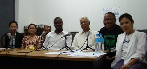 Theary Seng with Dream for Darfur and Tuol Sleng survivor Vann Nath (18 Jan. 2008)