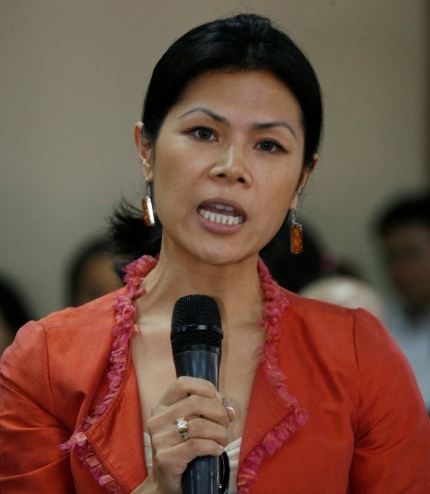 Theary Seng appealing to famed film director Oliver Stone to assist getting Henry Kissinger to testify at the Khmer Rouge Tribunal (University of Cambodia, Jan. 2010)