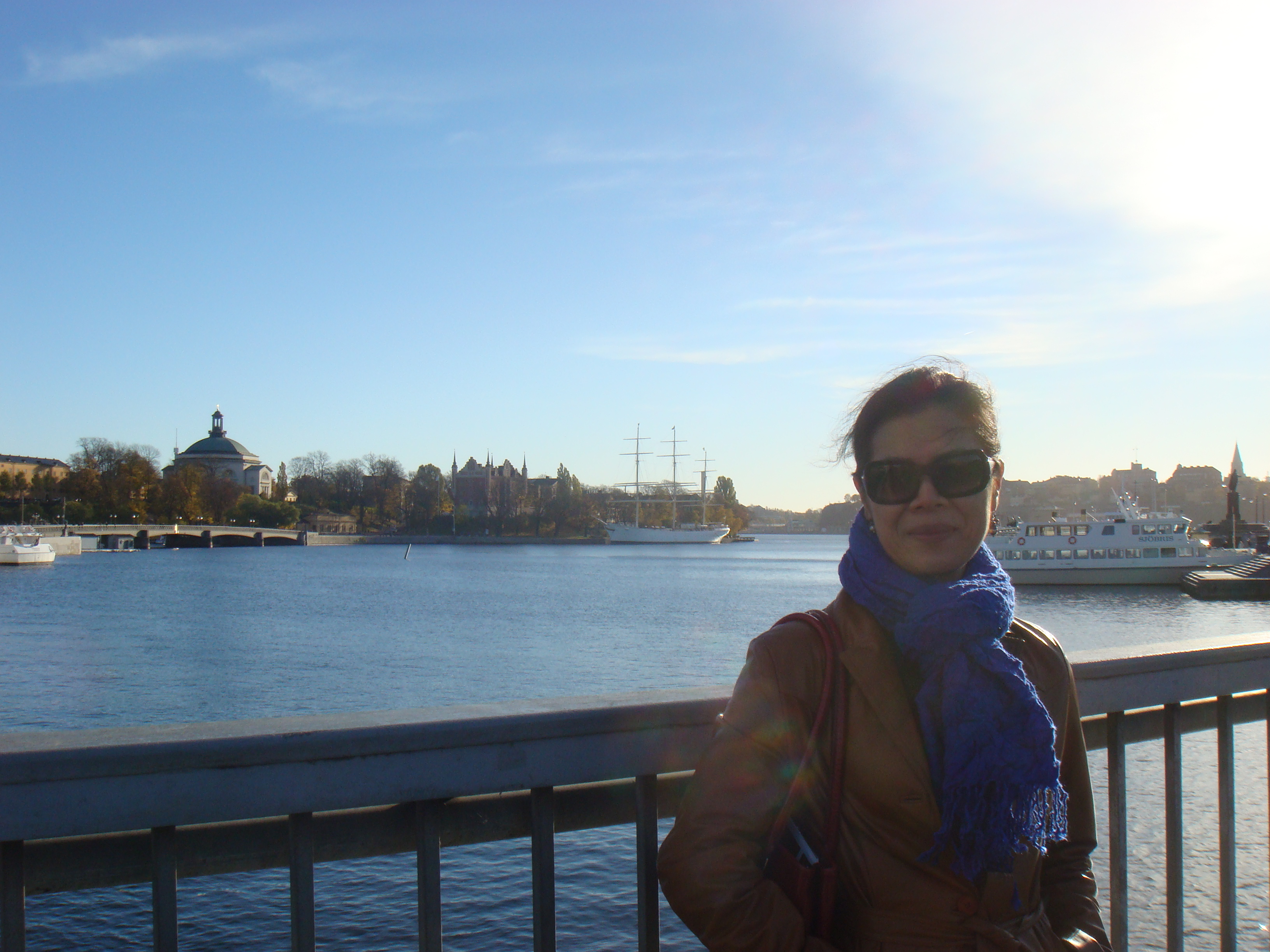 Theary Seng near Palace, Stockholm (Sweden, 29 Oct. 2010)