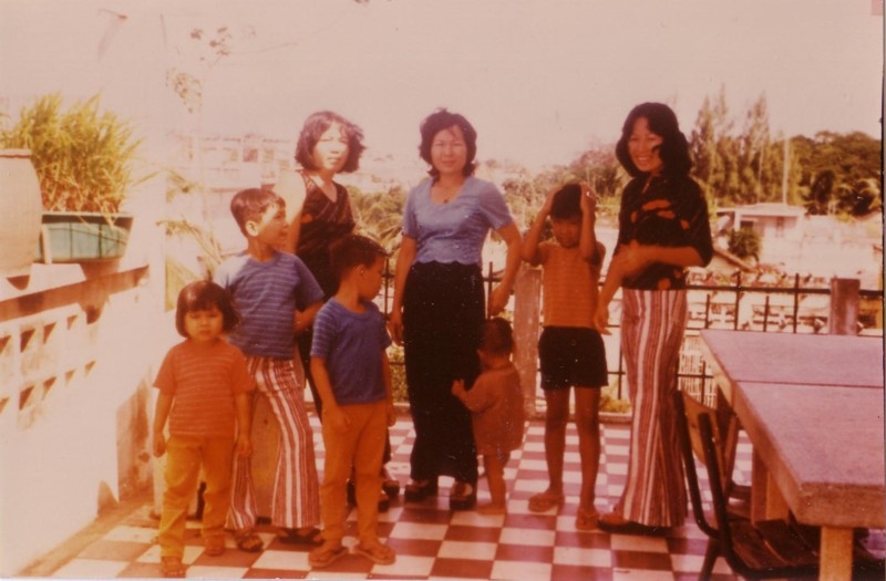 familyphotowatkohaptbalconypnh1974withmiengpeat