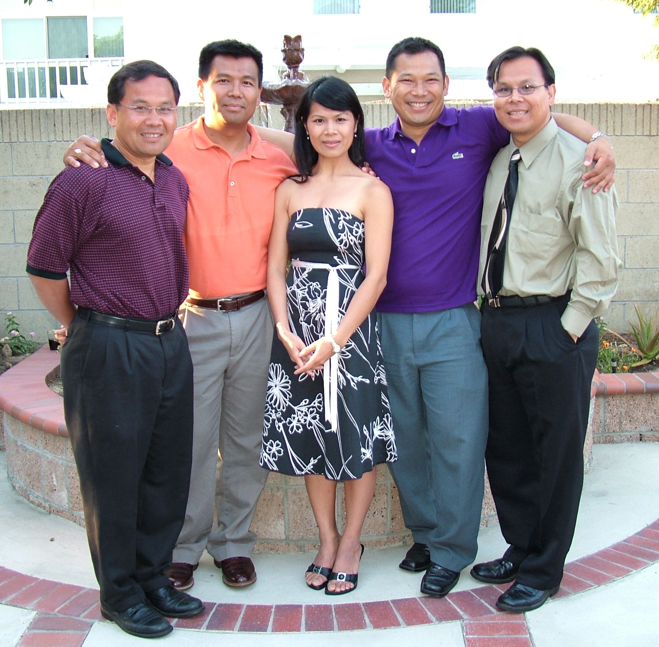 familyphotos5siblingsungsbackyard25june2005