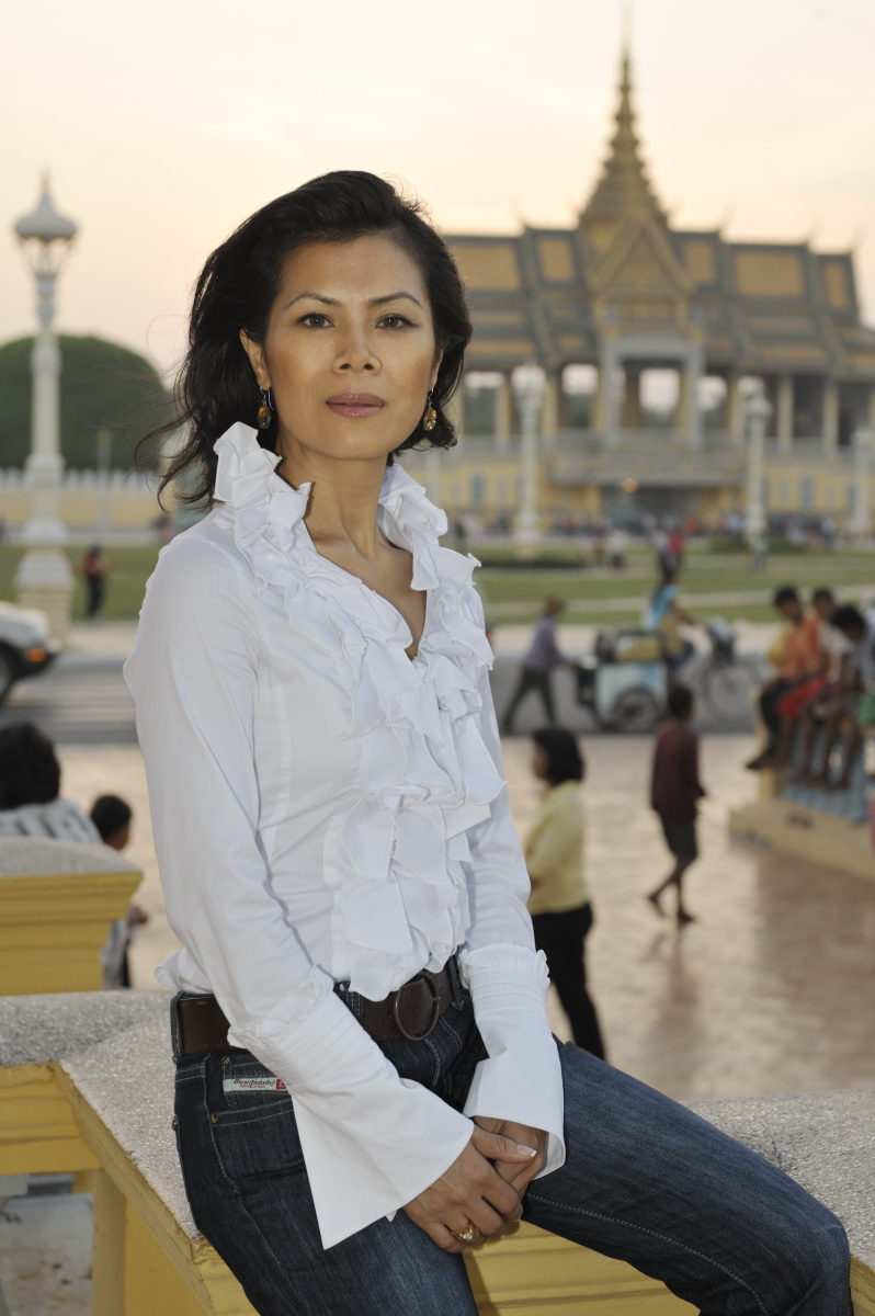 Theary Seng in front of palace (Dec. 2009, photo by Roland Neveu)