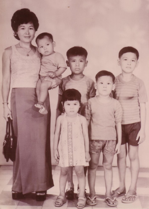 mom5childrenphnompenh1974
